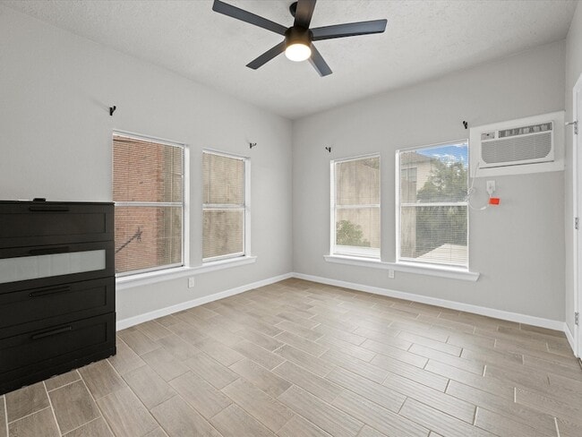 Building Photo - 1119 Waugh Dr