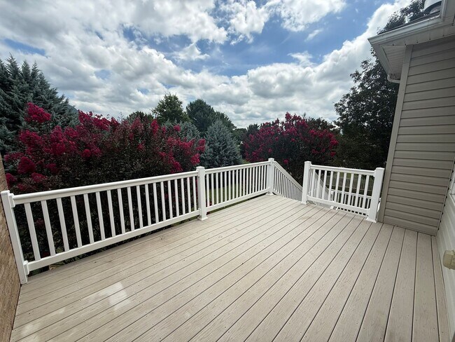 Building Photo - 4 Bedroom, 3 Bath Duplex in CrossKeys!