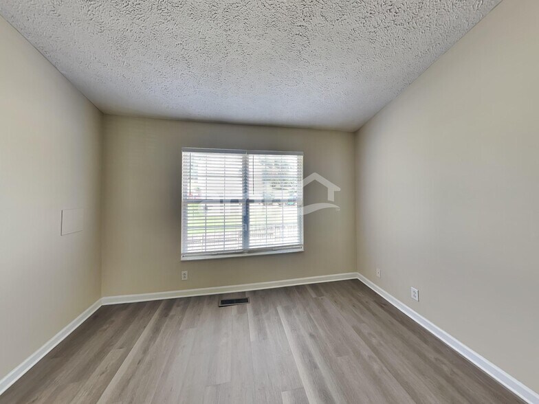 Building Photo - 3000 S Waterford Ct