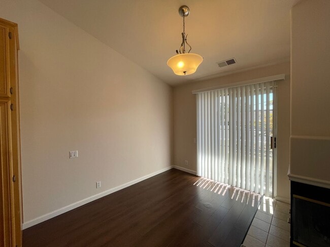 Building Photo - Exceptionally Spacious and Modernized 2x2 Townhouse w/Garage and Washer/Dryer Hookups!