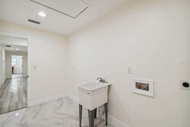 Building Photo - 4910 W San Miguel St