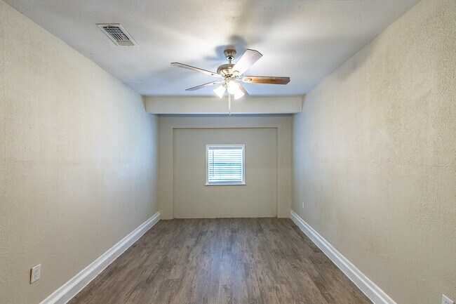 Building Photo - Three Bedroom Home in Quiet Neighborhood
