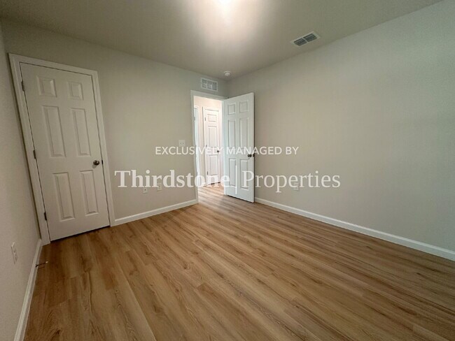 Building Photo - 5024 Paris Ave