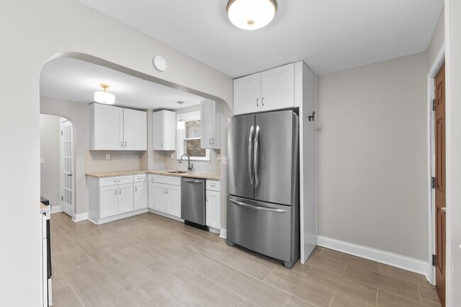 Building Photo - Charming 3-Bed Dutch Colonial with Modern Updates & Massive Yard – Minutes from German Village!