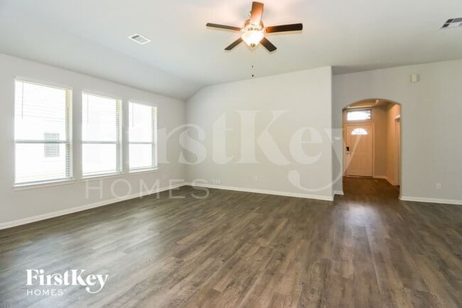 Building Photo - 131 Lk Wy Cir