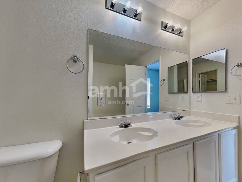 Building Photo - 4301 Meadowknoll Dr