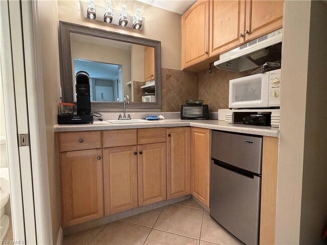 Building Photo - 2555 Tamiami Trail N