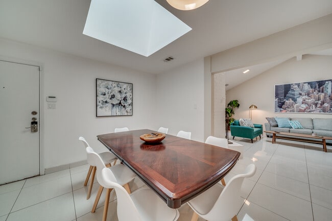 Building Photo - 1021 Mellville Dr