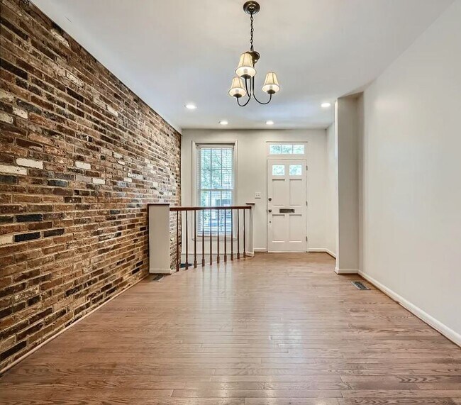 Building Photo - 827 S Charles St