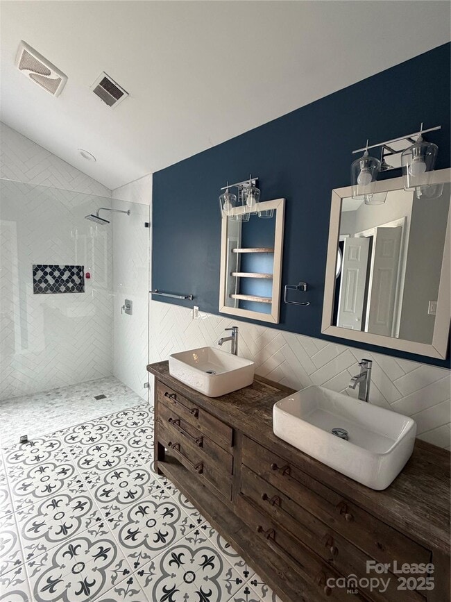 Building Photo - 8605 Tamarron Dr