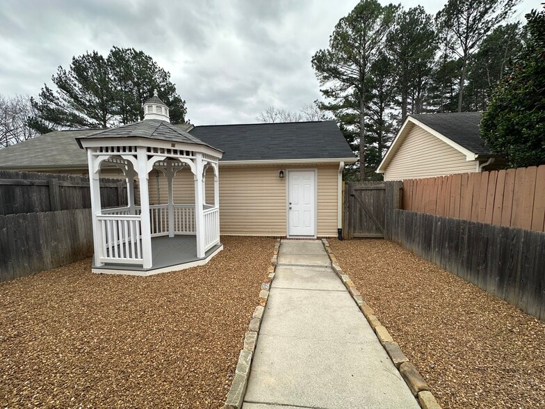 Building Photo - 722 Hobbs Rd SE