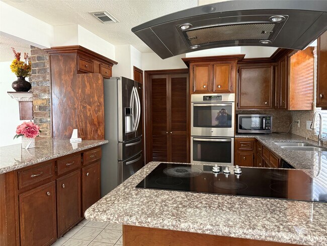 Building Photo - 2914 Shadowdale Dr