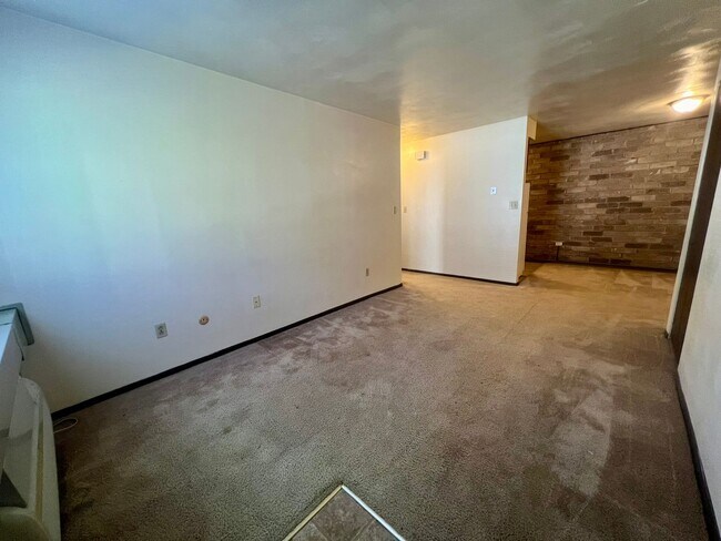 Building Photo - Beautiful First Floor 1 Bedroom Apartment Available at Kellywood Manor!  Call Today!