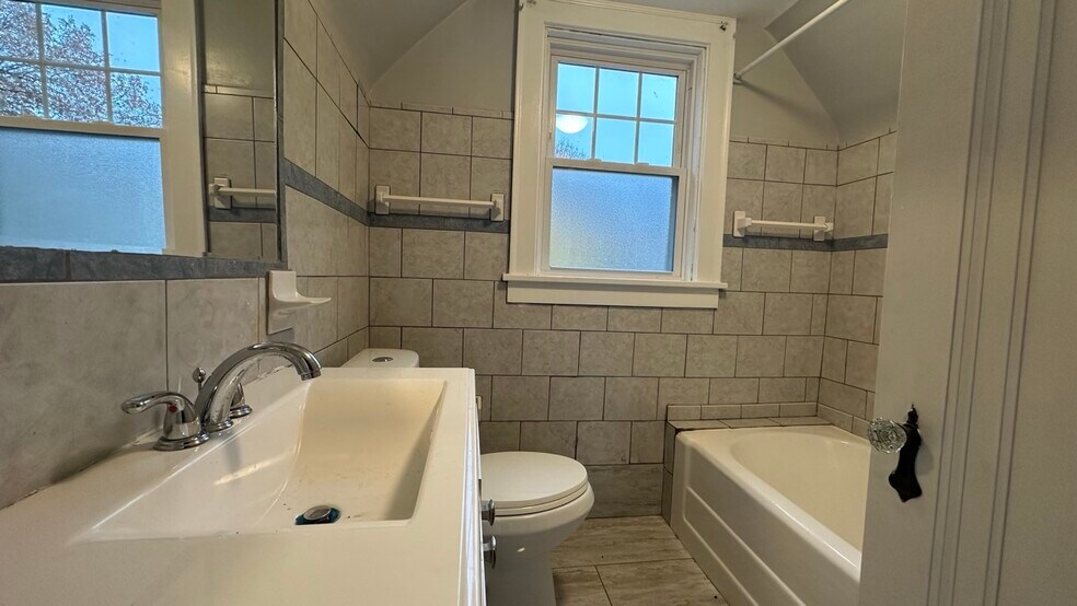 Third floor full bathroom - 2518 Bethel Church Rd