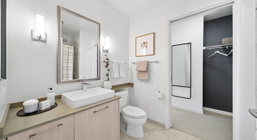 Building Photo - 354 W Hubbard St