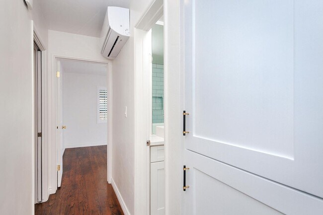 Building Photo - Beautifully renovated upstairs unit in South Mission Hills!  A MUST-SEE!