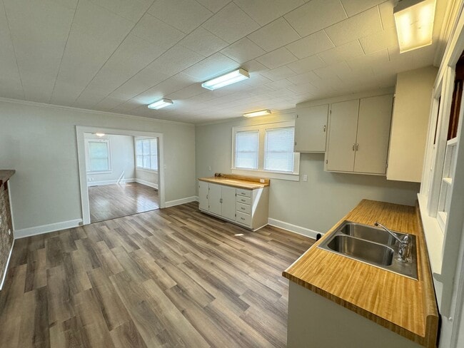 Building Photo - Charming Country Retreat – Peaceful Living...