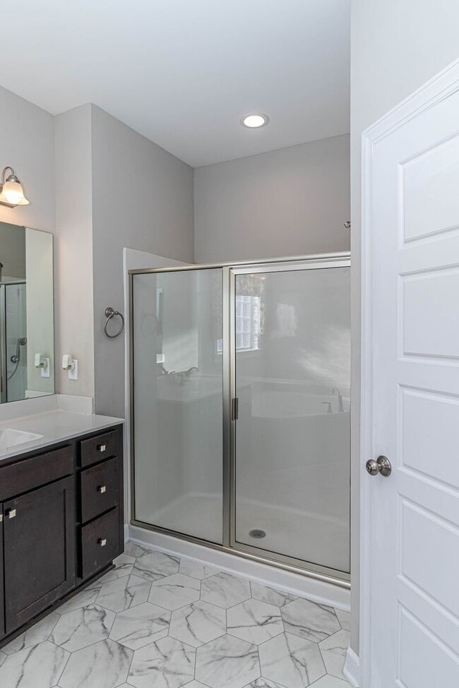 Building Photo - Immaculate 3 BR | 2 BA Ranch Home in Golds...