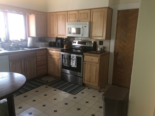 Building Photo - 190 Maplewood St