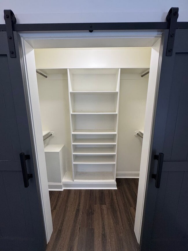 Building Photo - Cozy Home with Upgraded Finishes