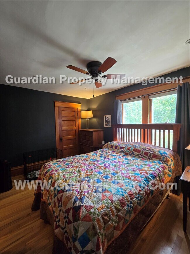 Building Photo - House Available Sep 1st, Move in special for Sep move-in! Updated Kitchen & Baths, Large Fenced Y...