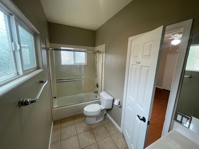 Building Photo - Spacious 3-bedroom, 3-bath townhome in the...