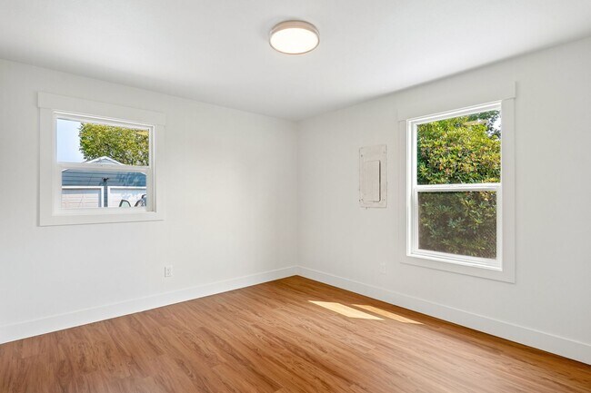 Building Photo - 131 E 70th St