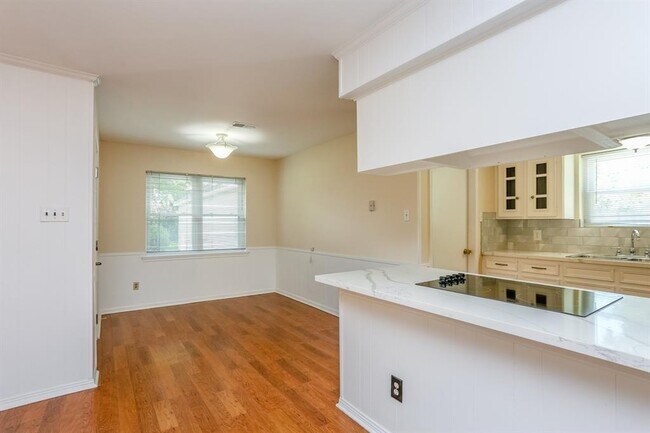 Building Photo - 8215 Wimbledon Ln