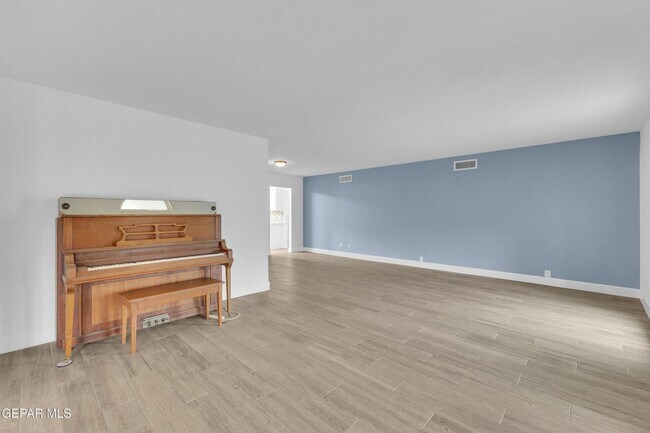 Building Photo - Come to check this beautiful house 4 bedrooms, possible 5th bed and 3 baths.