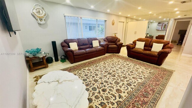 Building Photo - 329 SE 3rd St