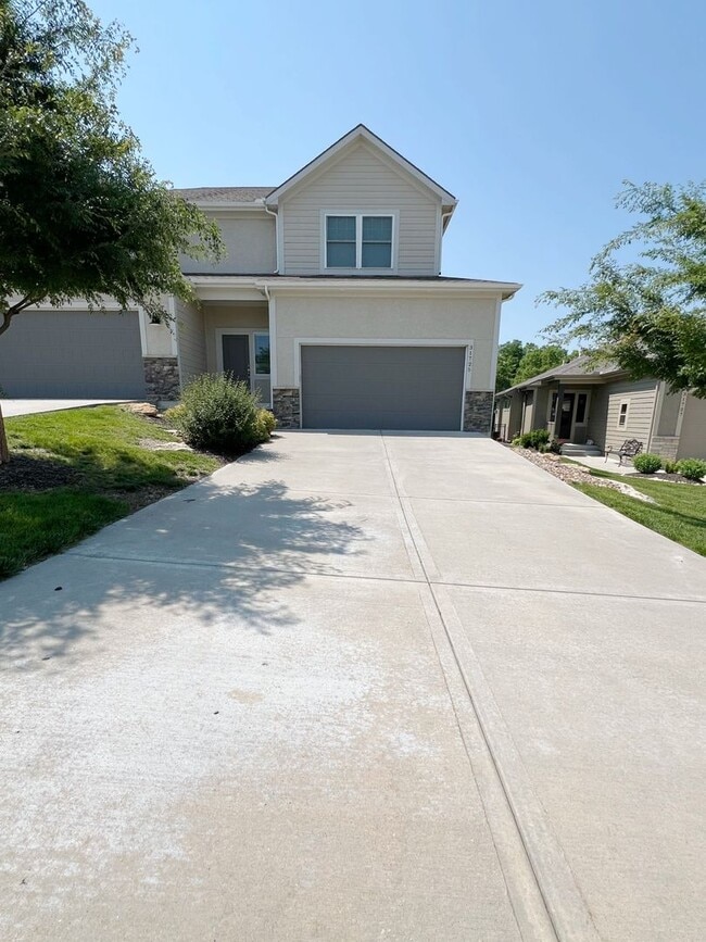 Building Photo - SEE IT NOW: Modern 3-Bedroom Townhome with...