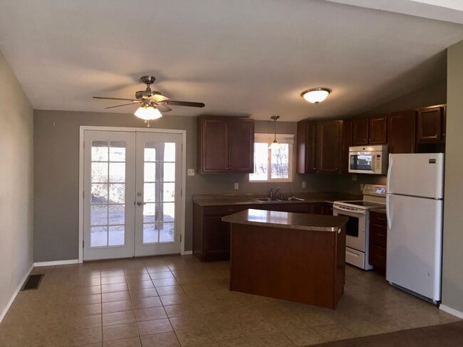 Building Photo - 1415 Willow Dr