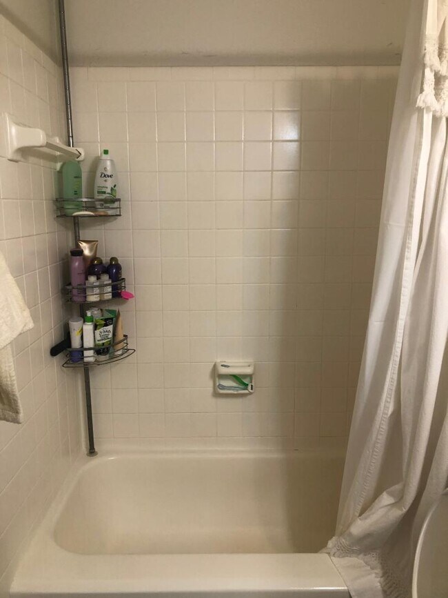 Building Photo - 1915 Fairlawn Ln