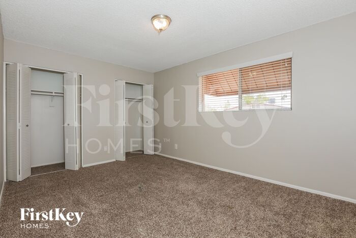 Building Photo - 2620 S Holbrook Ln