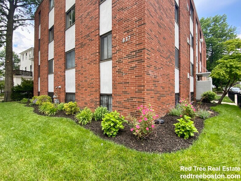 Building Photo - 837 River St