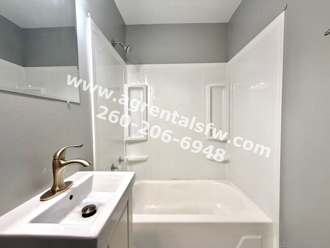 Building Photo - 3 bedroom house