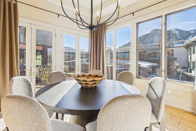 Building Photo - 501 Rio Grande Pl