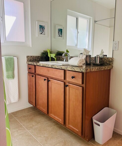 Building Photo - 1486 E Palm Tree Dr