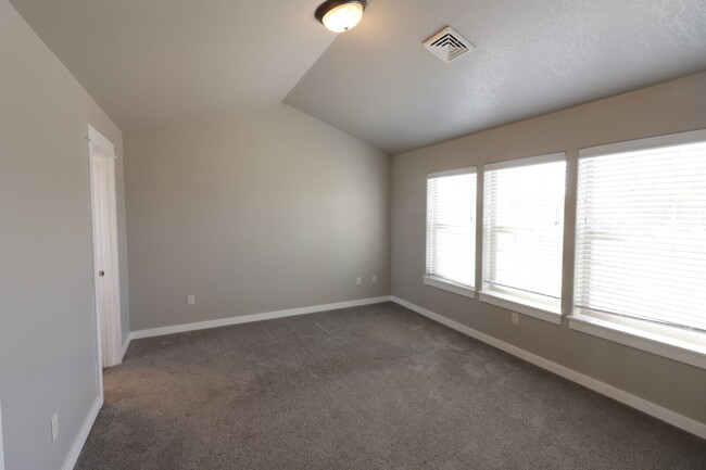 Building Photo - Charming 3-Bedroom Home with Designer Touc...