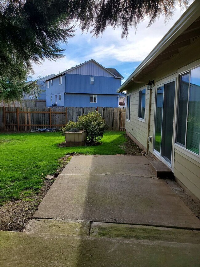 Building Photo - 3322 Tierra Dr NE