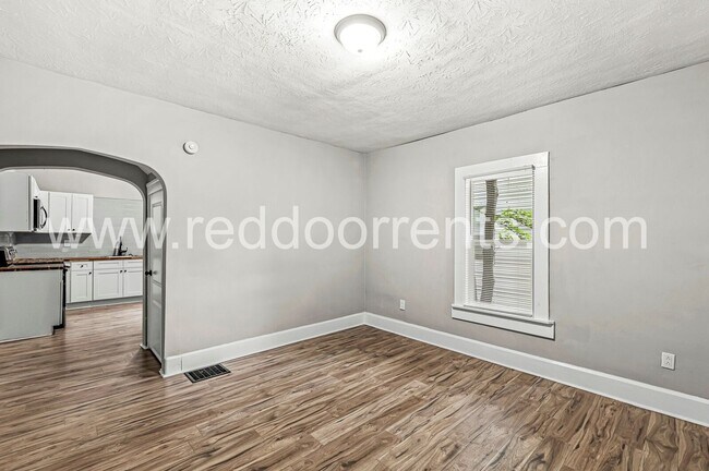 Building Photo - Updated & Budget-Friendly 3-Bedroom Home N...