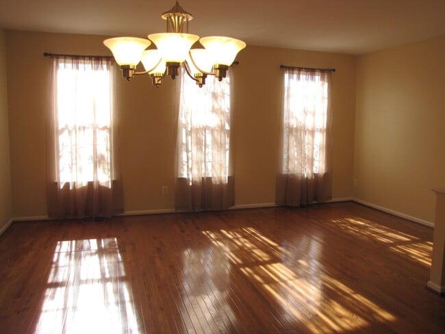 Building Photo - Townhouse In Sterling