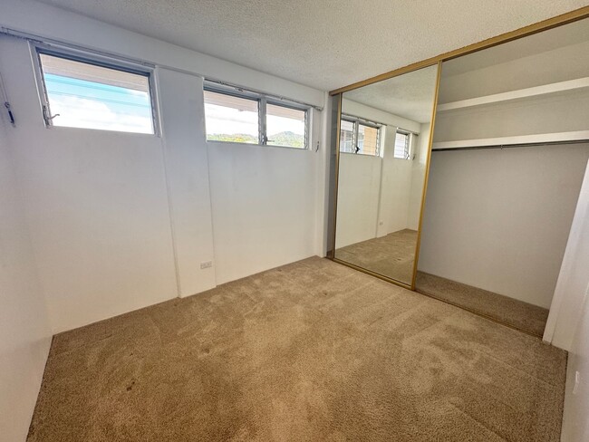 Building Photo - Breezy and Spacious 2 bedroom, 1.5 bathroo...