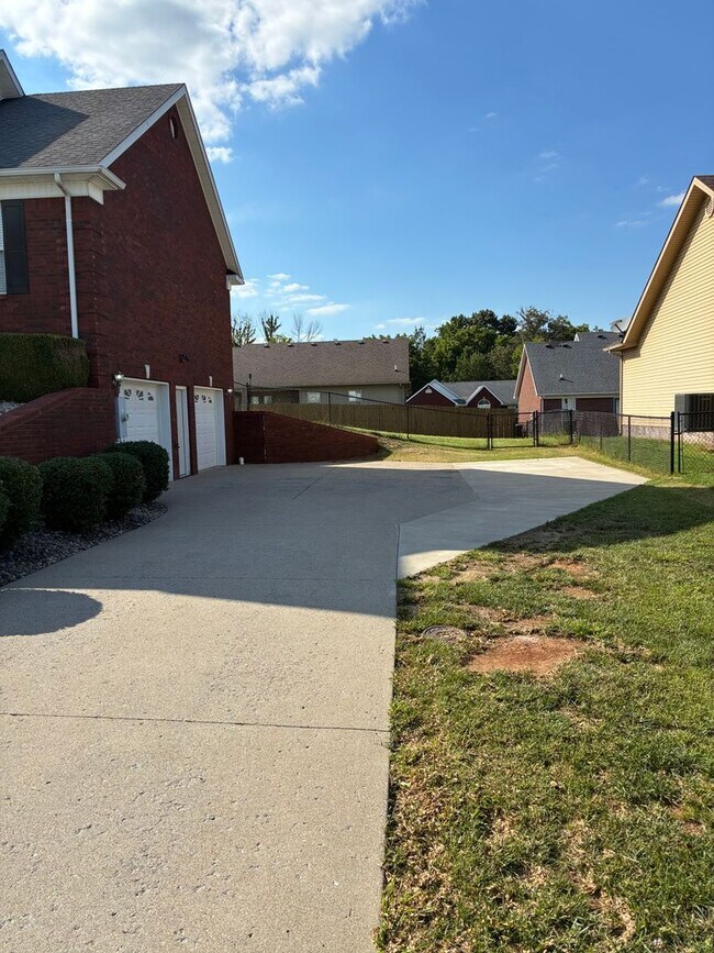 Building Photo - **Summer Ending BUT This Home is HOT**
