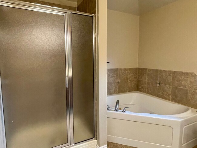 Building Photo - Beautiful 4 bed 2 bath home with a spacious up to date kitchen!