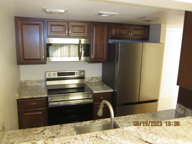 Building Photo - 3033 E Devonshire Ave