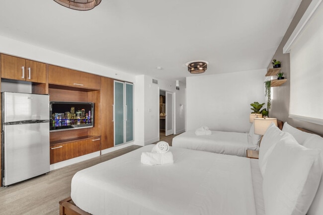 Building Photo - 1052 Ocean Dr