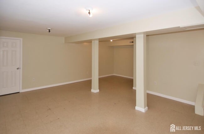 Building Photo - 202 Hidden Village Dr