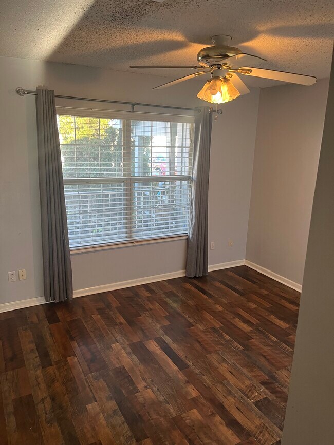 Building Photo - 2005 Locarno Dr