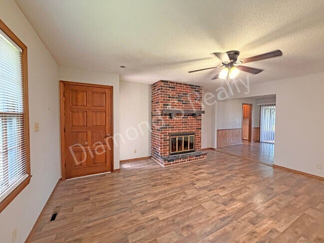 Building Photo - 523 W Swan St